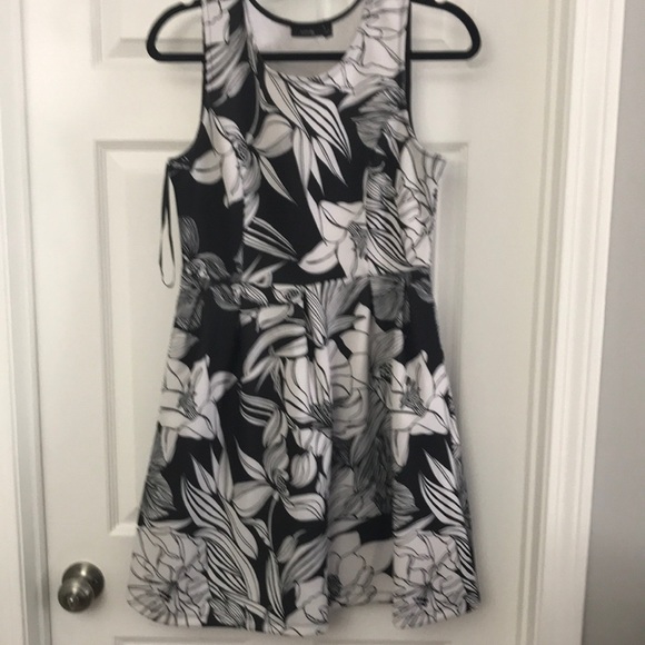 Apt. 9 Dresses & Skirts - Black & white scuba print dress, super flattering!